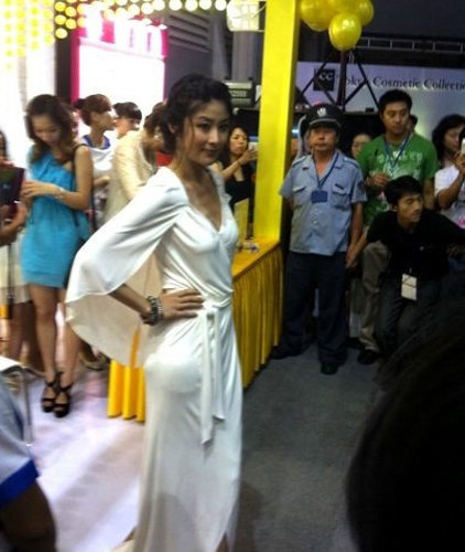 陳慧琳穿低胸裝謹慎防走光 生育后暴瘦出席代言