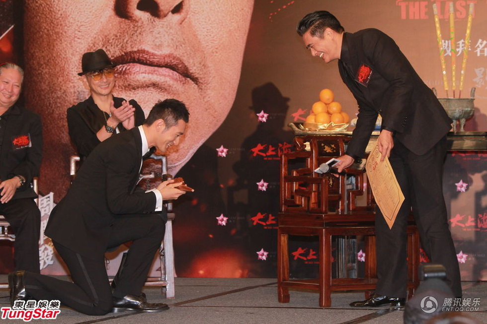 黃曉明下跪拜師周潤發 再現“拜師門”發哥當眾調侃Baby