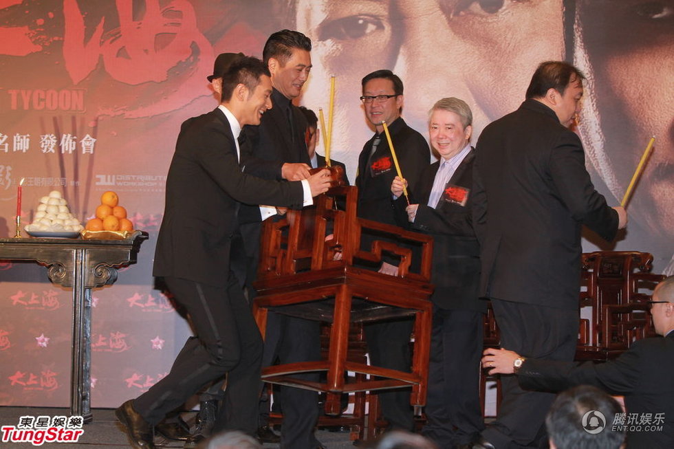 黃曉明下跪拜師周潤發 再現“拜師門”發哥當眾調侃Baby