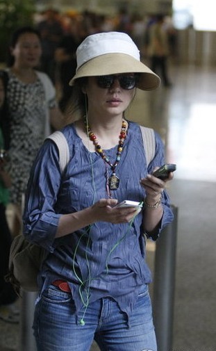 趙薇現(xiàn)身機(jī)場(chǎng)打扮普通似游客 無(wú)人接機(jī)面露不悅