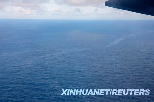 這張巴西空軍6月2日在大西洋海域拍攝的照片顯示的是據(jù)信為法航失蹤客機(jī)航空燃油的漂浮帶。法國(guó)軍方發(fā)言人普拉聚克3日在巴黎接受媒體采訪時(shí)表示，經(jīng)過法方勘測(cè)，巴西空軍2日在大西洋海域發(fā)現(xiàn)的飛機(jī)殘骸已被確認(rèn)為法航失蹤客機(jī)殘骸。新華社/路透