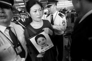 媽媽魏學晶抱著于丹丹的照片。