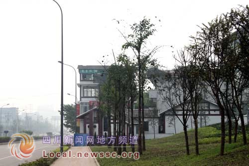 最牛違法建筑，將國企大門堵死。