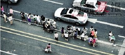 昨日下午5點，五一廣場附近，在車來車往的馬路中央，不少行人翻護欄穿越馬路。