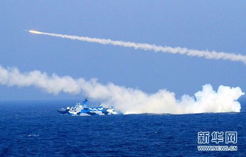 7月初，由海軍東海艦隊數(shù)十艘艦艇和十余架戰(zhàn)機組成的大型海空編隊，在東海某海域進(jìn)行海空實兵實彈演練。圖為新型導(dǎo)彈艇發(fā)射導(dǎo)彈時的壯觀情景。 新華社記者 查春明 攝