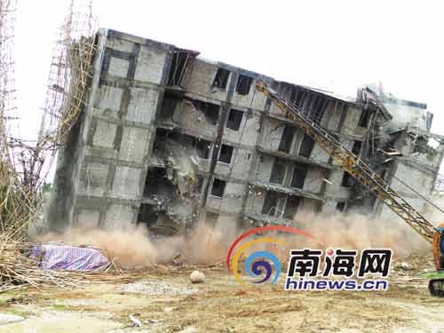 強拆現場，8層違建倒塌瞬間