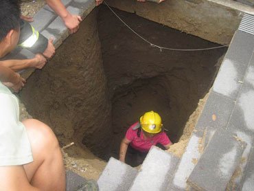 5分鐘后，被困婦女安全獲救。