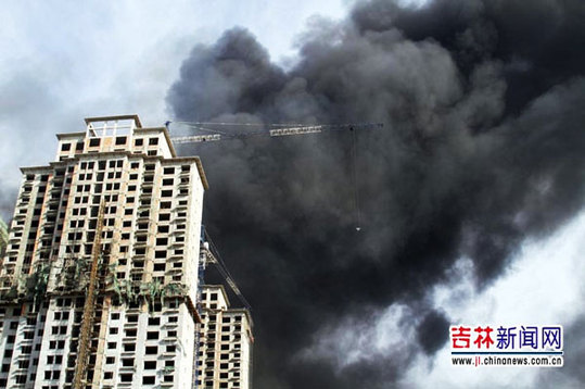 現場濃煙滾滾。