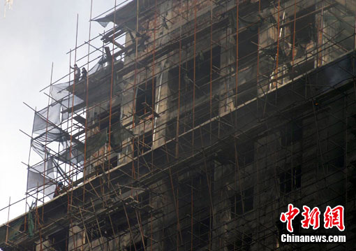 現場可清楚看到樓內有工人被困。