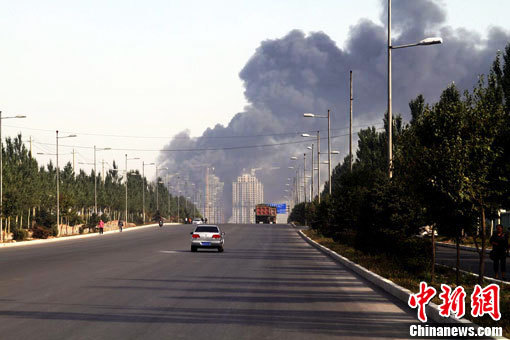 現(xiàn)場濃煙遠(yuǎn)遠(yuǎn)可見。