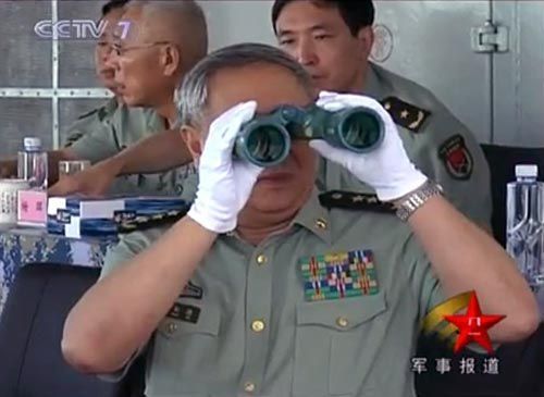 央視新聞視頻截圖：7月26日，中央軍委委員、總參謀長陳炳德在南海觀摩海軍多兵種合同實兵實彈演練。