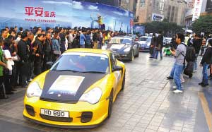 昨日，香港保時捷車隊在解放碑吸引市民圍觀。本報記者 楊新宇 攝