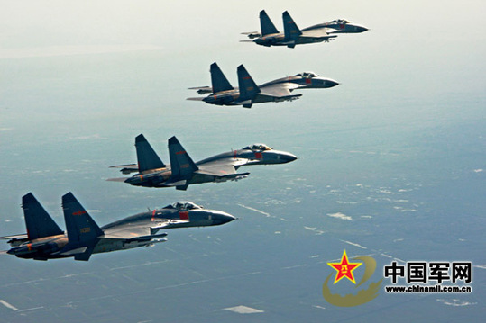 殲11梯隊起飛準備集合，進行編隊訓練 譚超攝