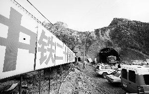 工程車輛不斷進出隧道救援，各種急救車輛在事發(fā)隧道外待命，隨時準備救助。 本報首席記者 田蹊 攝