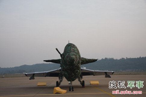 八一飛行表演隊殲十表演機。