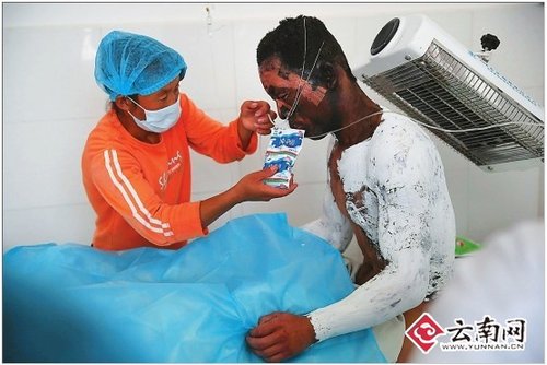 12名傷員中傷勢較輕的挺過第一個24小時后，開始進食。