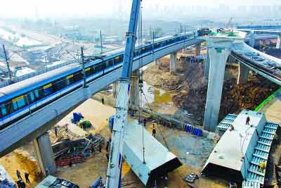   吊機正在起吊垮塌的鋼箱梁。季宇軒 郭一鵬 攝