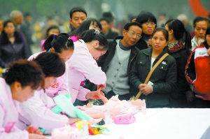 昨日,家政服務技能大賽決賽在觀音橋步行街舉行。本報記者 何熠 攝