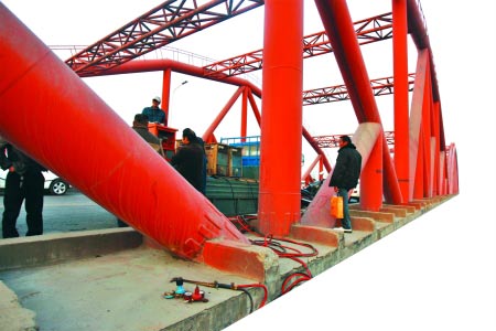 沒有了車輛如織，彩虹橋很安靜。從發(fā)現(xiàn)到封閉再到維修好，用了近30個小時