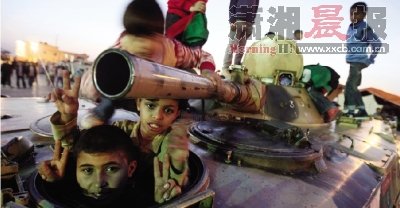 聯(lián)合國全面制裁卡扎菲 凍結家族資產500億美元