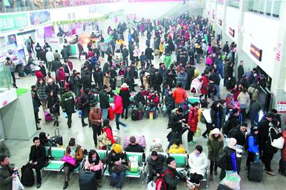 體驗青島春運焦點線:旅客自扛棉被打地鋪 超員100%