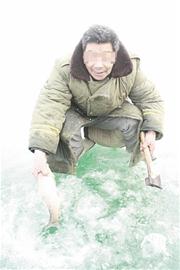 水庫結冰最厚30厘米似明鏡 魚變冰雕冰封淺層青島