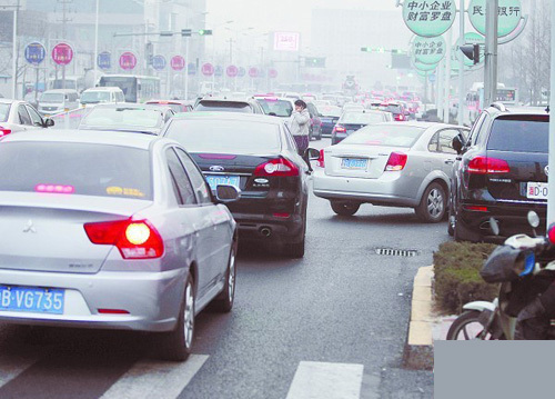 青島佳世客開設(shè)等待區(qū) 北門外設(shè)護欄南門只出不進