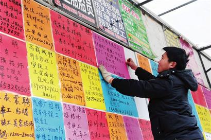 青島企業進汽車站瘋搶農民工 月薪5千包食宿難留人