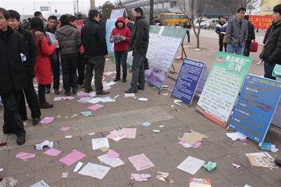 青島企業進汽車站瘋搶農民工 月薪5千包食宿難留人