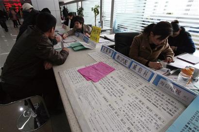 青島企業進汽車站瘋搶農民工 月薪5千包食宿難留人