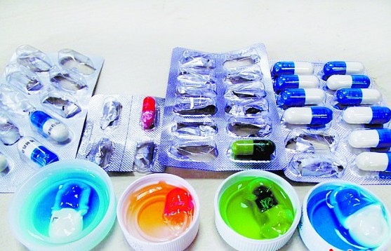 浸泡一個小時，四種膠囊殼均掉色嚴重。