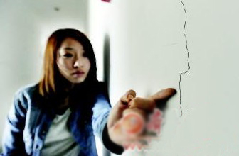 目前房子室內、門外都出現了深淺不一的裂紋。