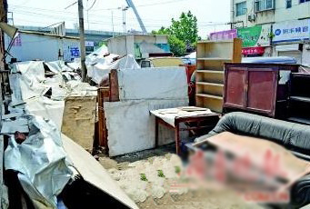 經(jīng)十路和民族大街交叉口附近的地方,堆積了不少?gòu)U舊物品。