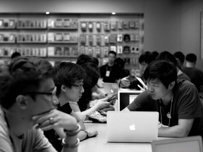 一些顧客在蘋果店內咨詢維修事宜。