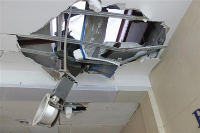 青島金都花園墻皮脫落 15樓墜落擊穿一樓平臺 青島金都花園墻皮脫落 15樓墜落擊穿一樓平臺