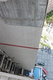 青島金都花園墻皮脫落 15樓墜落擊穿一樓平臺 青島金都花園墻皮脫落 15樓墜落擊穿一樓平臺