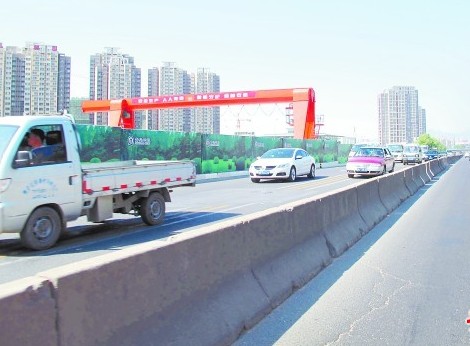 黑龍江路中間混凝土制的隔離墩在夜間難以看清。