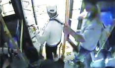 單親媽媽帶5000現金坐公交 接個電話錢飛走