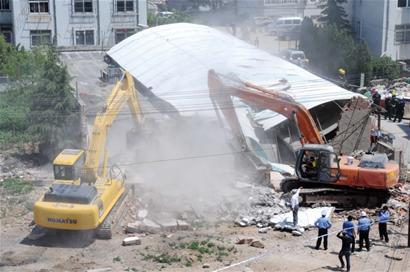 霸小區建旅館旱冰場被強拆 持電棒鐵锨反抗 霸小區建旅館旱冰場被強拆 持電棒鐵锨反抗