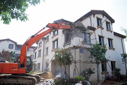 青島一別墅小區違建花樣百出