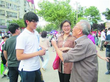 青島現史上最強白發送考團 輪椅姥姥陪考 青島現史上最強白發送考團 輪椅姥姥陪考