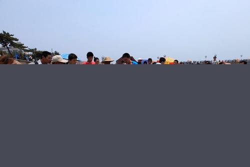 青島棧橋便衣城管毆打殘疾小販 青島棧橋便衣城管毆打殘疾小販