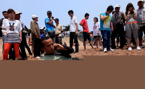 青島棧橋便衣城管毆打殘疾小販 青島棧橋便衣城管毆打殘疾小販