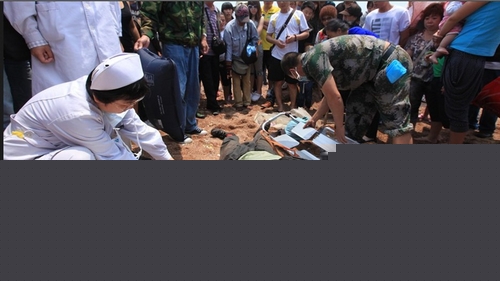 青島棧橋便衣城管毆打殘疾小販 青島棧橋便衣城管毆打殘疾小販