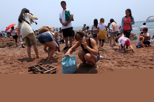 青島棧橋便衣城管毆打殘疾小販 青島棧橋便衣城管毆打殘疾小販