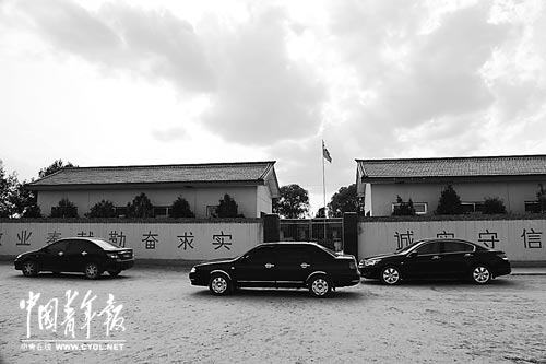 事發(fā)的隴西縣碧巖珠簾小學(xué)。輿論漩渦中心異常平靜。本報記者張鵬攝