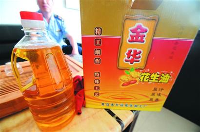 青島金華花生油驚現頭發絲