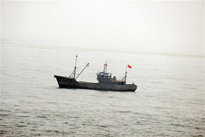 妙齡女海邊放生海螺 被巨浪卷走生死未卜 妙齡女海邊放生海螺 被巨浪卷走生死未卜