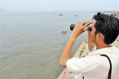 妙齡女海邊放生海螺 被巨浪卷走生死未卜 妙齡女海邊放生海螺 被巨浪卷走生死未卜