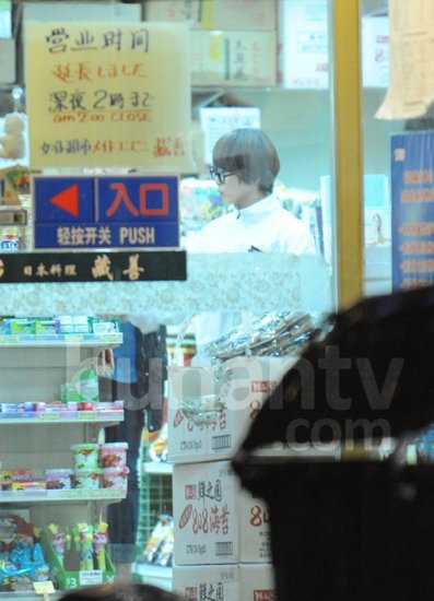 謝楠買美食奔赴吳京愛(ài)巢 兩人甜蜜共享夜宵